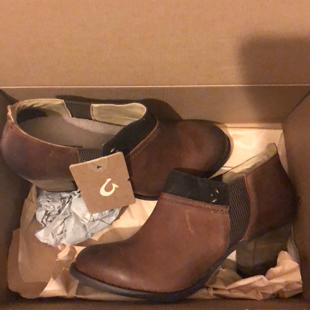 Brand new Olukai boots